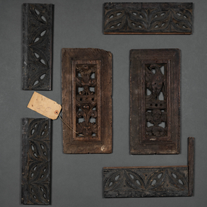 Conjunto de seis paneles en madera tallada con decoración geométrica y calada con decoracion acandelieri del siglo XVI.