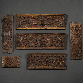 Conjunto de cinco paneles y un floron en madera tallada con tiradores de hierro del siglo XVI.