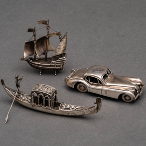 Conjunto de góndola, coche clásico y carabela en miniatura en plata española y punzonada del siglo XX.