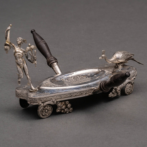 Chofeta en forma de carroza en plata con decoración de l dios Mercurio y pavo Real del siglo XIX