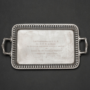 Bandeja rectangular de dos asas y borde gallonado en plata española y punzonada del siglo XX.