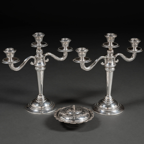 Conjunto de candelabros de tres luces y centro en plata española y punzonada del siglo XX