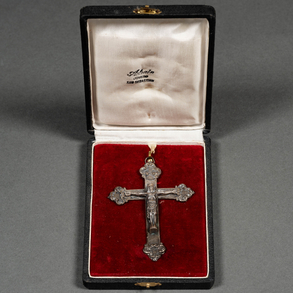 Colgante en forma de crucifijo en plata española y punzonada del siglo XX.