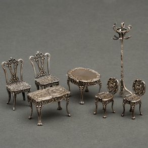 Conjunto de siete muebles en miniatura en plata española y punzonada del siglo XX.