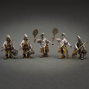 Conjunto de cinco figuras de payasos en plata de su color y plata dorada del siglo XX.