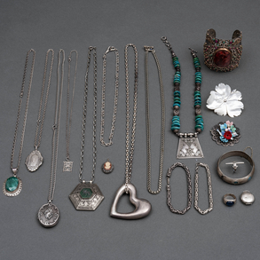 Miscelánea de cadenas, pulseras, brazalete y guadapelo en plata del siglo XX.