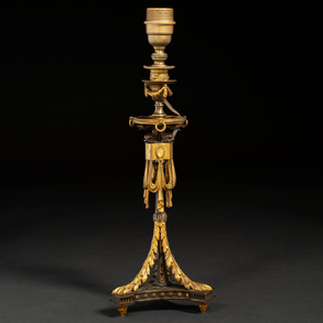 Candelero estilo Luís XVI adaptado como lámpara en bronce dorado y pavonado del siglo XIX.