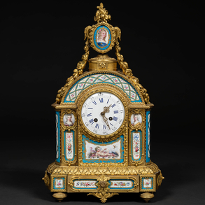 Reloj de sobremesa francés estilo Luís XVI con placas en porcelana estilo Sévres  y bronce dorado. Trabajo Francés, Siglo XIX