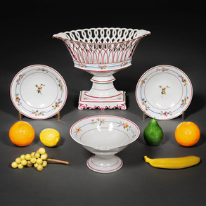 Conjunto de cuatro fruteros en porcelana esmaltada y diferentes frutas del siglo XX.