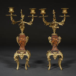 Pareja de candelabros de dos luces en bronce dorado con estructura de madera de finales del siglo XIX.