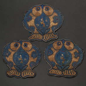 Conjunto de 3 posavasos en seda bordada en forma de peces enfrentados con hilos de seda de varios colores del siglo XIX.