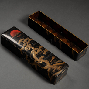 Caja Japonesa de forma rectangular en laca negra con decoración en dorado y rojo con tiradores en metal con decoración de hoja.
