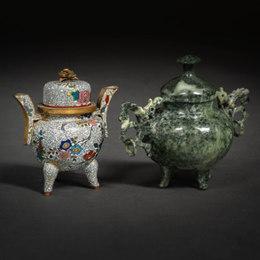 Conjunto de dos incensarios chinos en jade verde color espinaca y esmalte cloisonné. Trabajo Chino, Siglo XX.