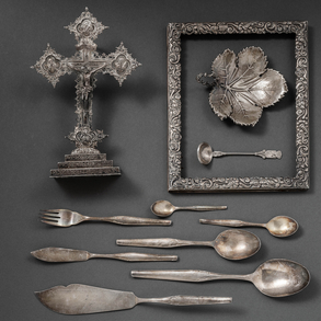 Miscelánea de piezas de plata compuesto por cubiertos, crucifijo, bandeja y marco.