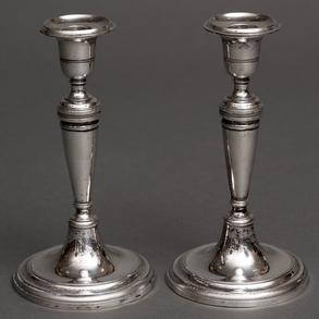 Pareja de candeleros en plata española y punzonada del siglo XIX.