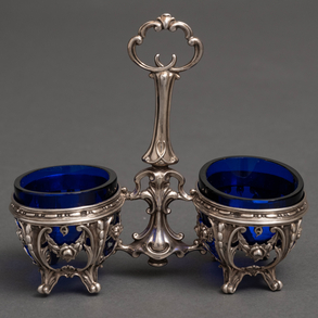 Salero en plata francesa repujada del siglo XIX con pocitos en cristal azul.
