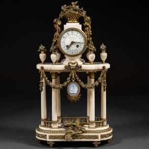 Reloj de sobremesa francés estilo Luís XVI en bronce dorado, mármol blanco y placa de porcelana wedgwwod. Trabajo francés del siglo XIX