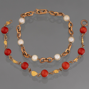Conjunto de dos pulseras en oro amarillo de 18kt con perlas cultivadas y bolas de color rojo.