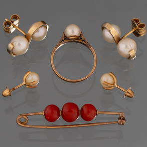 Conjunto de dos parejas de pendientes en oro amarillo de 18kt con perlas cultivadas, anillo en oro amarillo de 18kt con perla y alfiler en oro amarillo de 18kt con tres bolas de coral rojo.