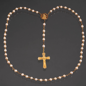 Rosario de perlas cultivadas en oro amarillo de 18kt con crucifijo y medalla de la Virgen en oro amarillo de 18kt.