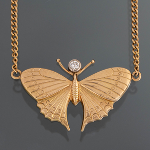 Gargantilla en oro amarillo de 18kt con colgante en forma de mariposa con brillante de 0,10qt.