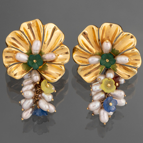 Pareja de pendientes en forma de flor con racimo en oro amarillo de 18kt con perlas de río, y cristales de colores en forma de flor.