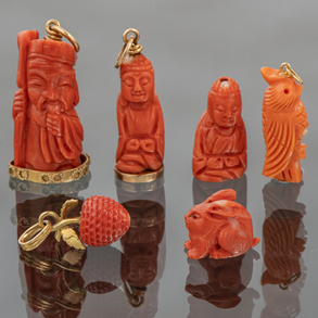 Conjunto de seis colgantes en coral rojo tallado con montura en oro amarillo de 18kt.