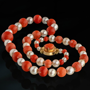 Collar de perlas cultivadas y bolas de coral rojo con cierre en oro amarillo de 18 kt.
