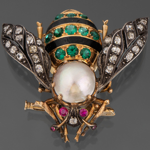 Broche de los años 60 de abeja en oro amarillo y oro blanco de 18 kt con perla central y brillantes talla antigua con esmeraldas.
