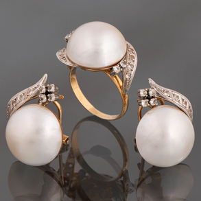 Conjunto de pareja de pendientes y anillo en oro amarillo de 18kt y perla japonesa.