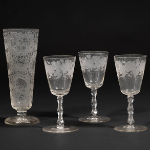 Conjunto de tres copas y jarra en cristal con decoración grabada al ácido del siglo XX.