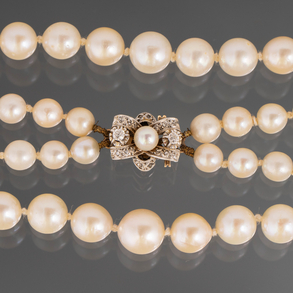Collar de dos hilos de perlas cultivadas con cierre en oro blanco de 18kt con perla central orlado de brillantes.