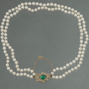 Collar de perlas de dos hilos en perlas cultivadas con cierre en oro amarillo y oro blanco de 18kt con esmeralda en cabujón.