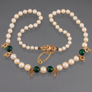 Collar de perlas cultivadas con cuatro  bolas en jade verde y cierre en oro amarillo de 18kt.