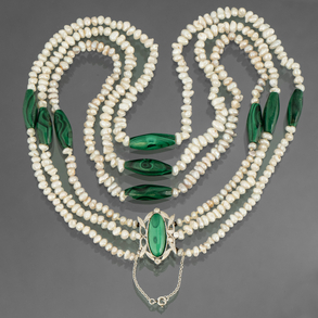 Collar de tres hilos de perlas de río con amatista con cierre en oro blanco de 18kt con piedras de malaquita en el centro y cuatro brillantes.