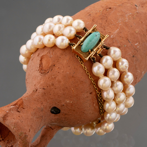 Pulsera de tres hilos de perlas cultivadas con separadores y cierre en oro amarillo de 18 kt con turquesa.