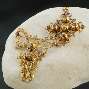Conjunto de broche en forma de lazo y colgante en forma de cruz antigua en oro amarillo de 18 kt con brillantes talla antigua.