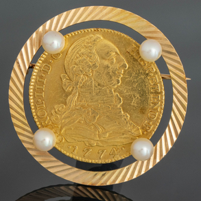 Broche circular con moneda en el interior con cuatro perlas cultivadas en oro amarillo de 18 kt.