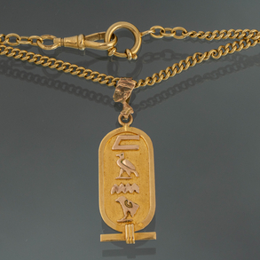Cadena en oro amarillo de 18kt con colgante en forma de cartucho egipcio.
