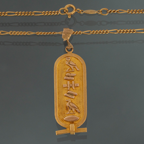 Cadena en oro amarillo de 18 kt con colgante en forma de cartucho egipcio.