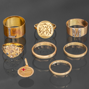 Conjunto de siete anillos y medalla en oro amarillo de 18 kt.