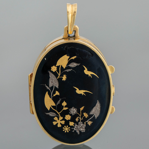 Colgante guardapelo en oro amarillo de 18 kt con esmalte en negro decorado con escena de pájaros en dorado.