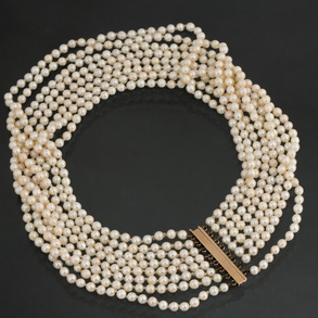 Collar de ocho hilos de perlas cultivadas con broche en oro amarillo de 18 kt.