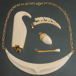 Conjunto de collar y cuatro colgante en hueso y montura en oro amarillo de 18kt.