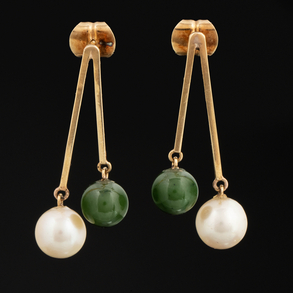 Pareja de pendientes en oro amarillo de 18 kt con perla japonesa y bola de jade verde.
