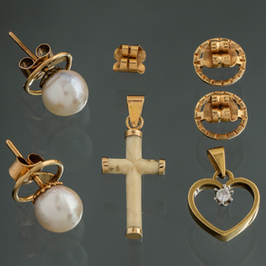 Conjunto de pendientes de perlas dormilonas de perlas cultivadas, colgante en forma de corazón, cruz y presiones en oro amarillo de 18kt.