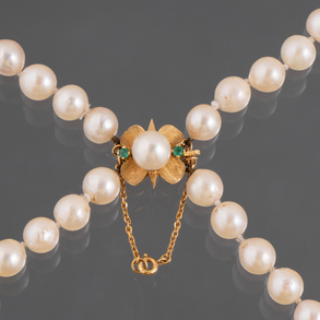 Collar de dos hilos de perlas cultivadas de 0,5 cms con cierre en oro amarillo de 18kt en forma de flor con perla central y dos esmeraldas.
