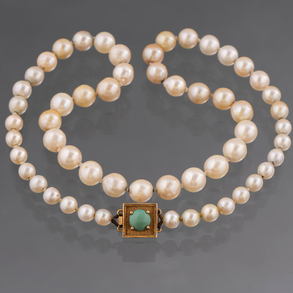 Collar de perlas cultivadas de 0,5cm con cierre de oro amarillo de 18kt con piedra turquesa en el centro.