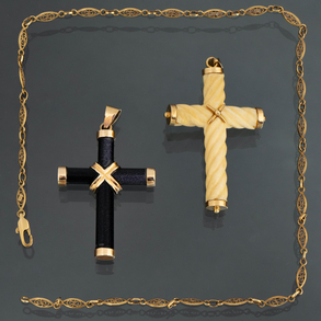 Conjunto de cadena de eslabones de filigrana en oro amarillo de 18kt y dos colgantes en forma de cruz en venturina y hueso.
