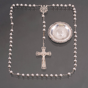 Conjunto de bandeja en plata peruana y rosario de  bolas con crucifijo de plata del siglo XX.